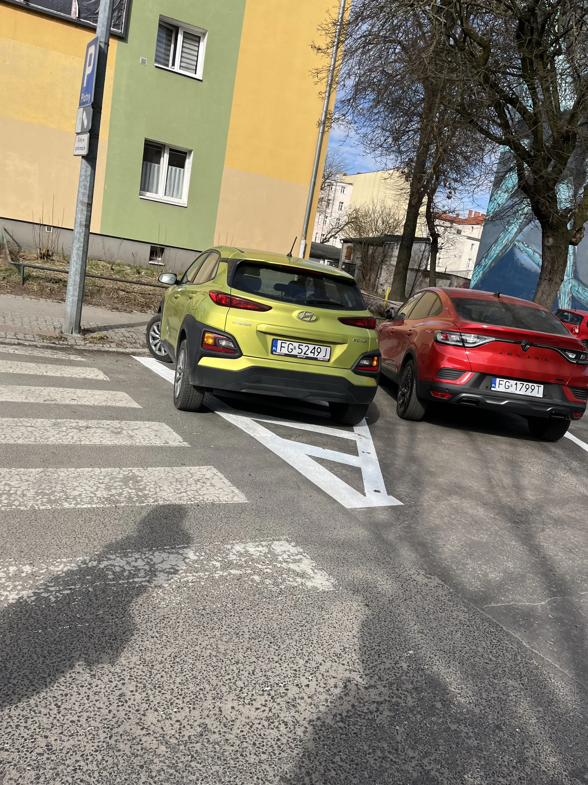 Dopiero wczoraj namalowali nowe linie parkingowe. A ta babcia, która chyba znalazła prawo jazdy w chipsach, albo ich nie widzi, albo nie zna przepisów