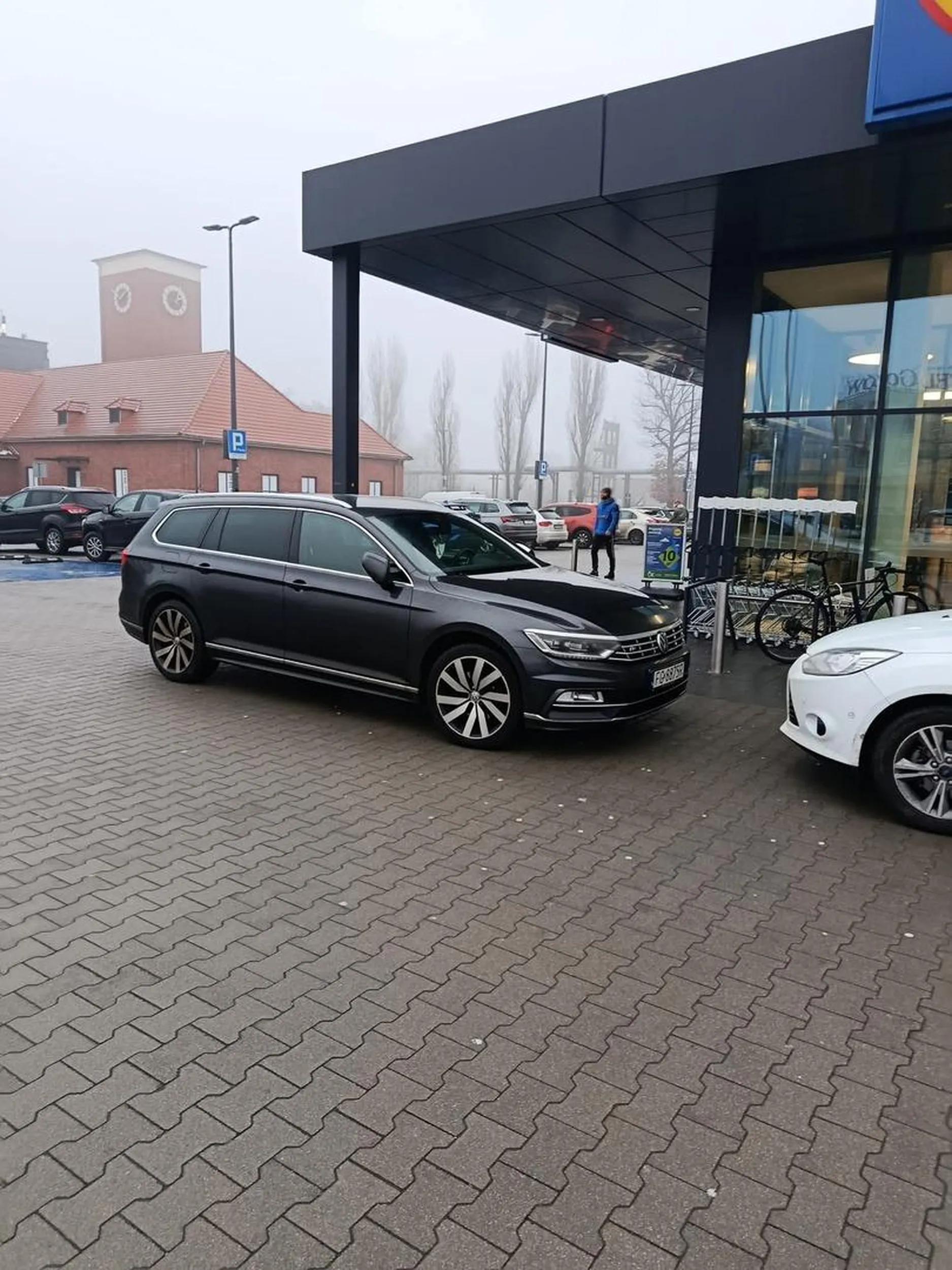 Kutasiarz, który nie potrafi jak przyzwoity człowiek zaparkować samochodu.