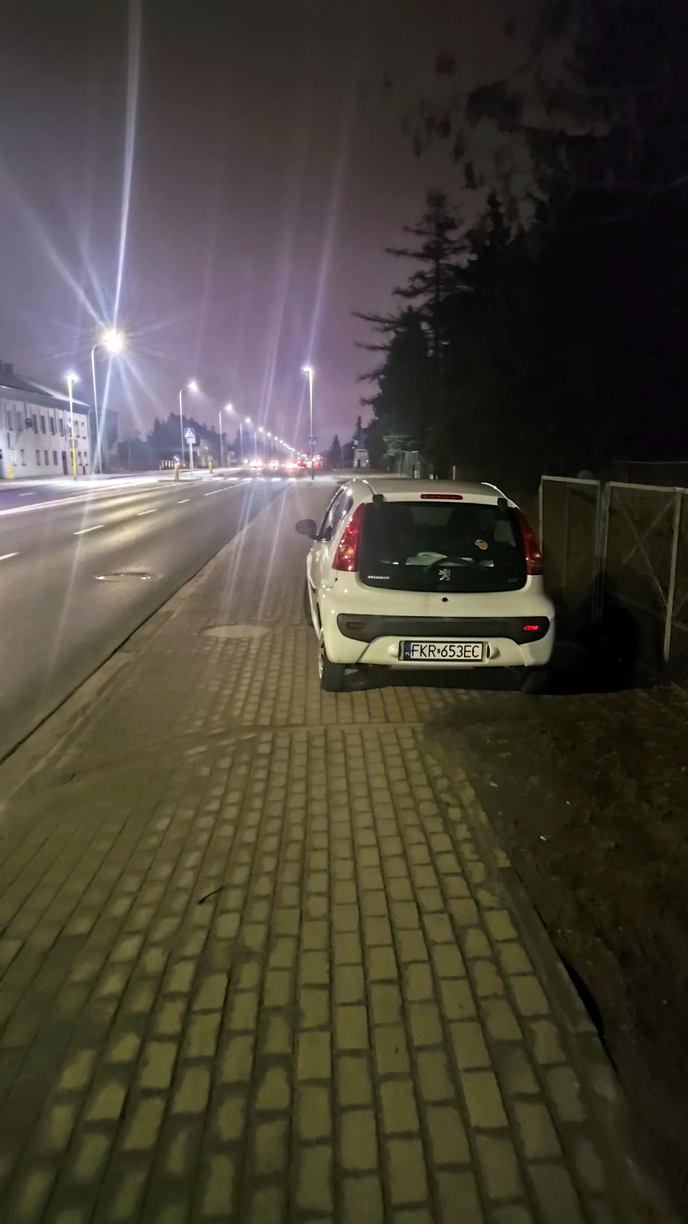 Parkowanie na chodniku zdala od krawędzi jezdni