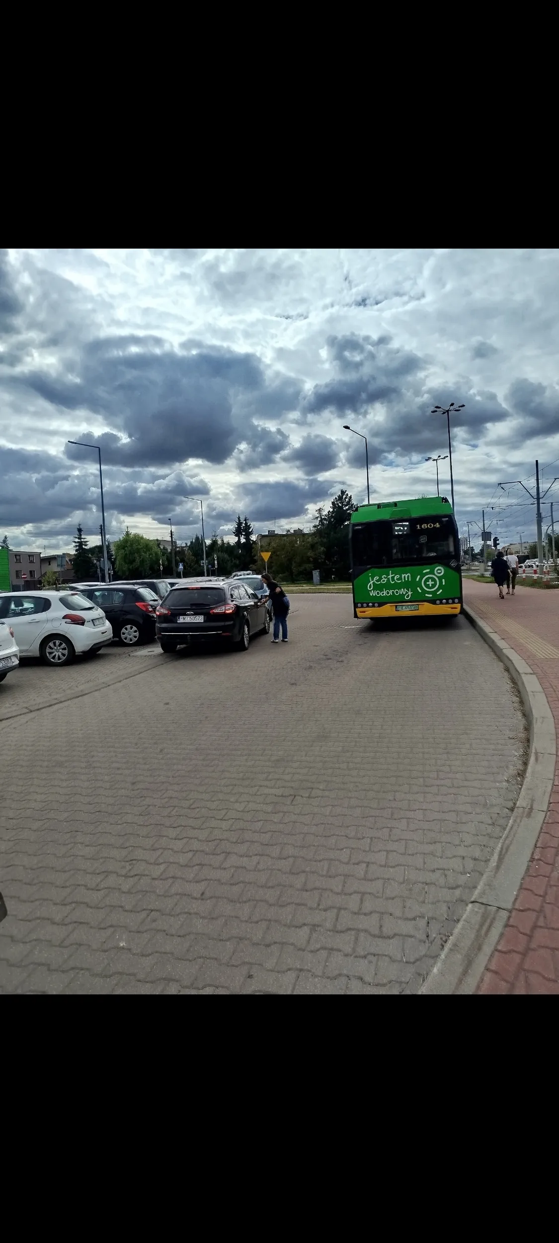 Częstą praktyką księcia jest stawanie w taki sposób. Irytuje to mnie, pasażera, który zostawia auto na parkingu i później przesiada się w komunikację. Przystanek mogileńska w Poznaniu