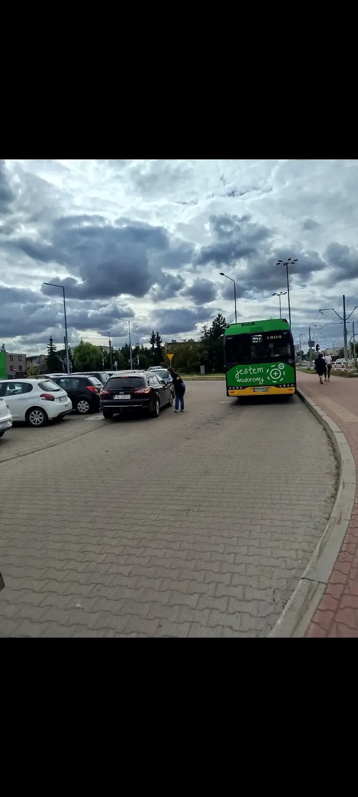 Częstą praktyką księcia jest stawanie w taki sposób. Irytuje to mnie, pasażera, który zostawia auto na parkingu i później przesiada się w komunikację. Przystanek mogileńska w Poznaniu