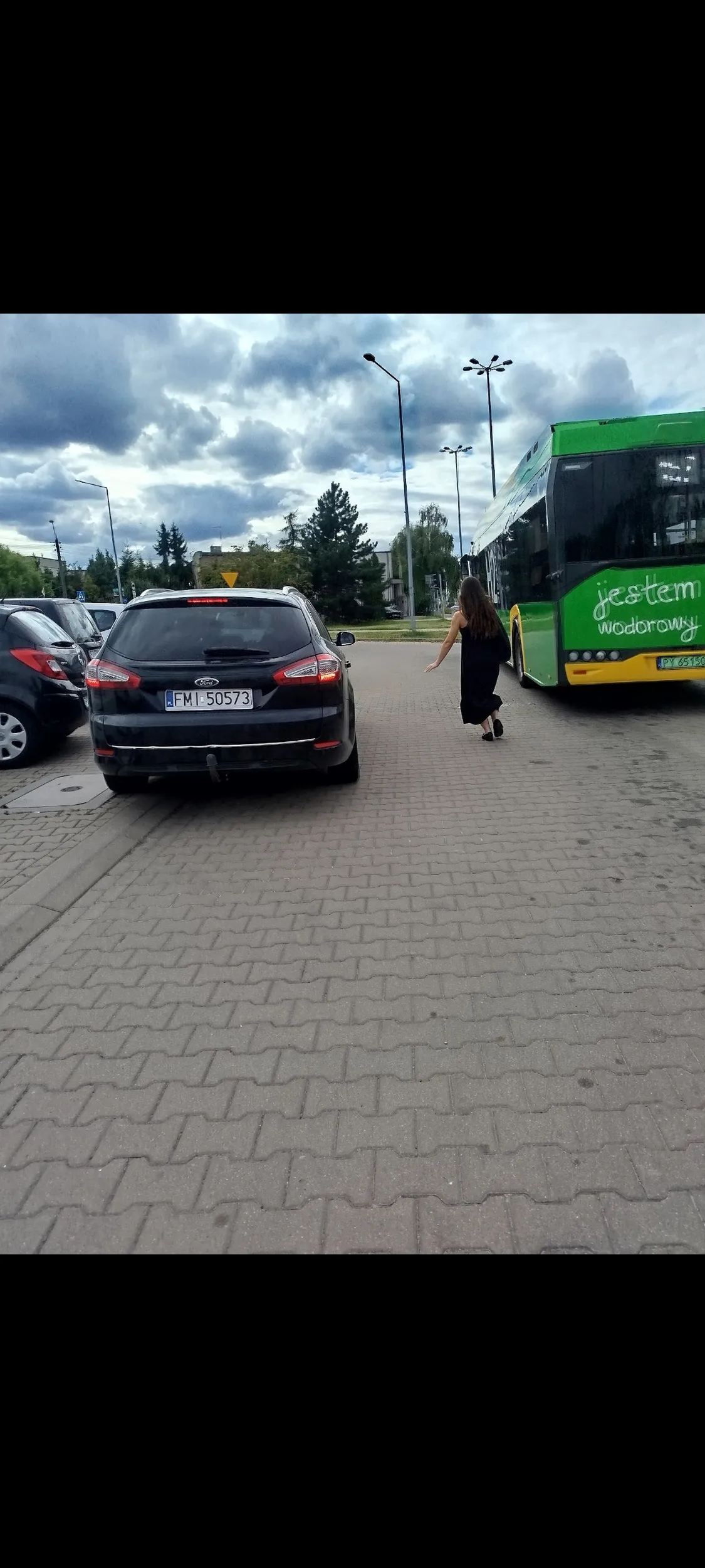 Częstą praktyką księcia jest stawanie w taki sposób. Irytuje to mnie, pasażera, który zostawia auto na parkingu i później przesiada się w komunikację. Przystanek mogileńska w Poznaniu