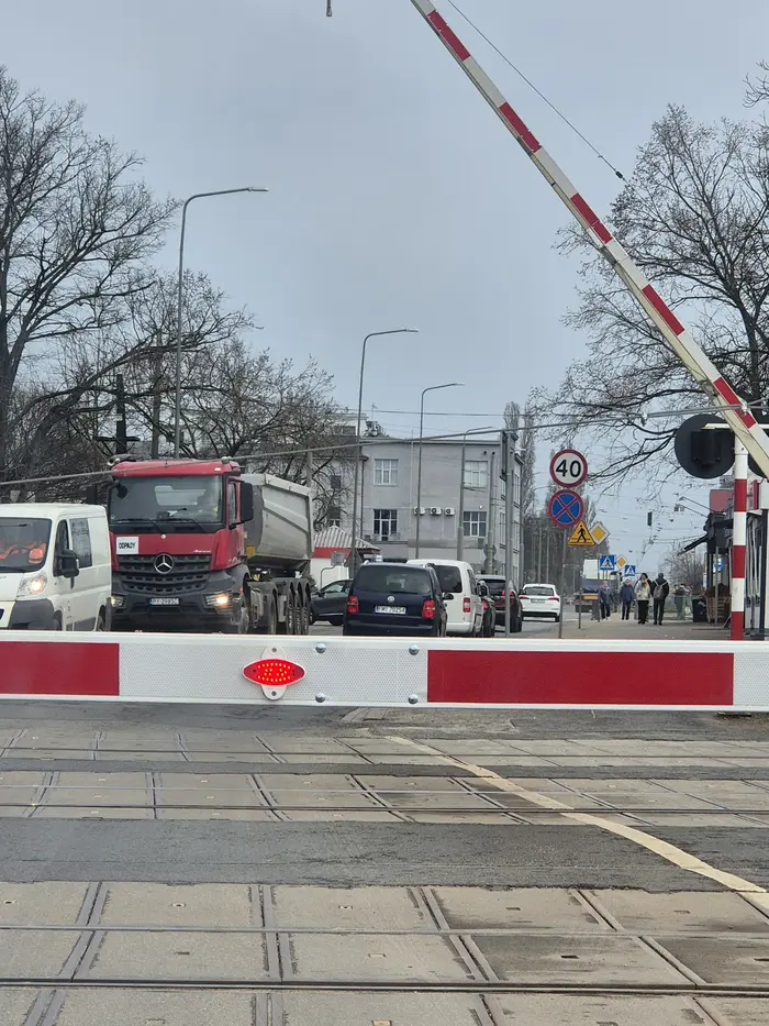 Prawie mi urwał pół ryja ( byłem na pierwszestwie ) i przeleciał na czerwonym pod szlabanem :)