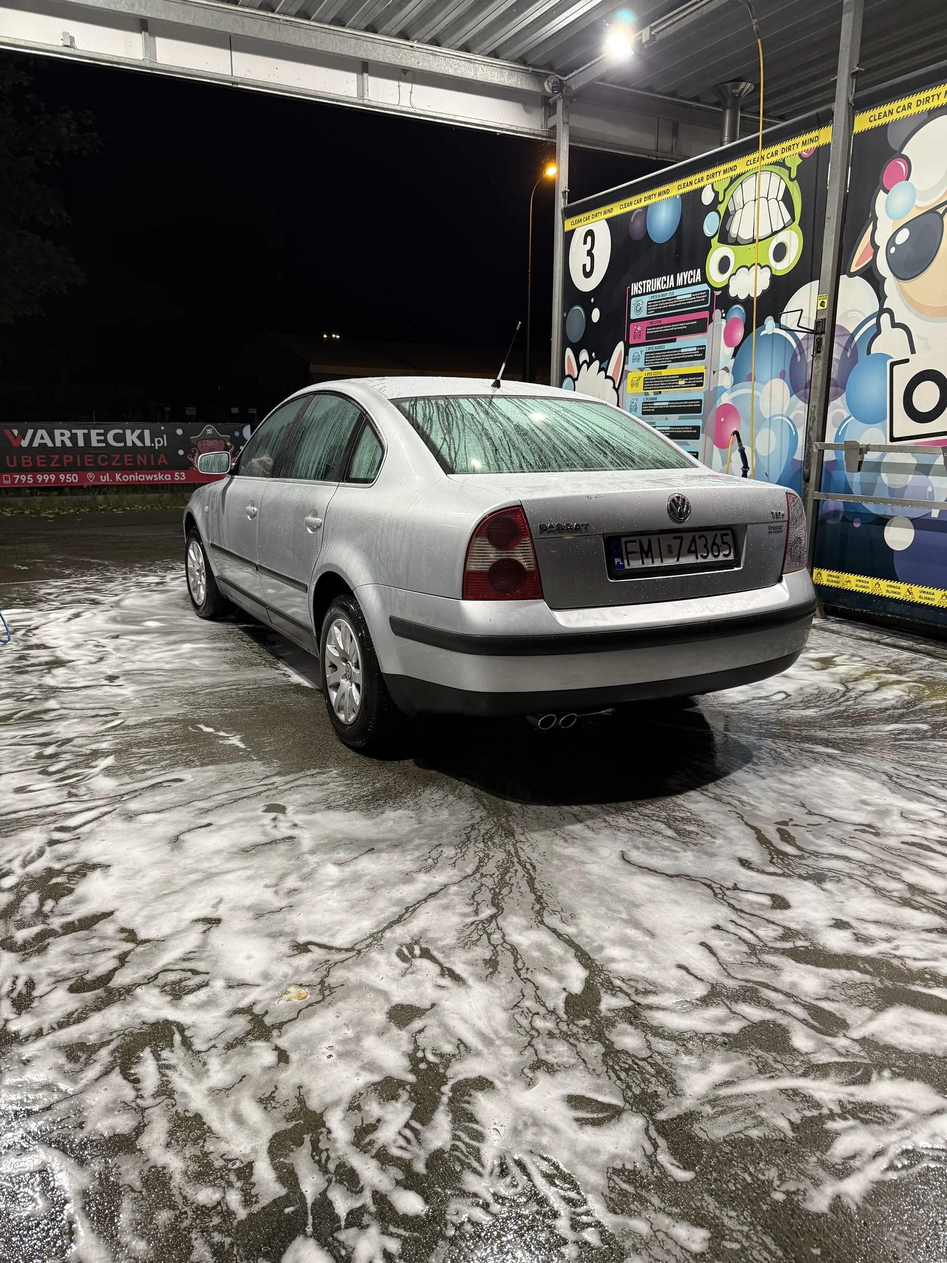 Wstrętny cham łysy jak chora Sosna się puszył i spuszczał nad tym szrotem blokując myjnię w Gorzowie