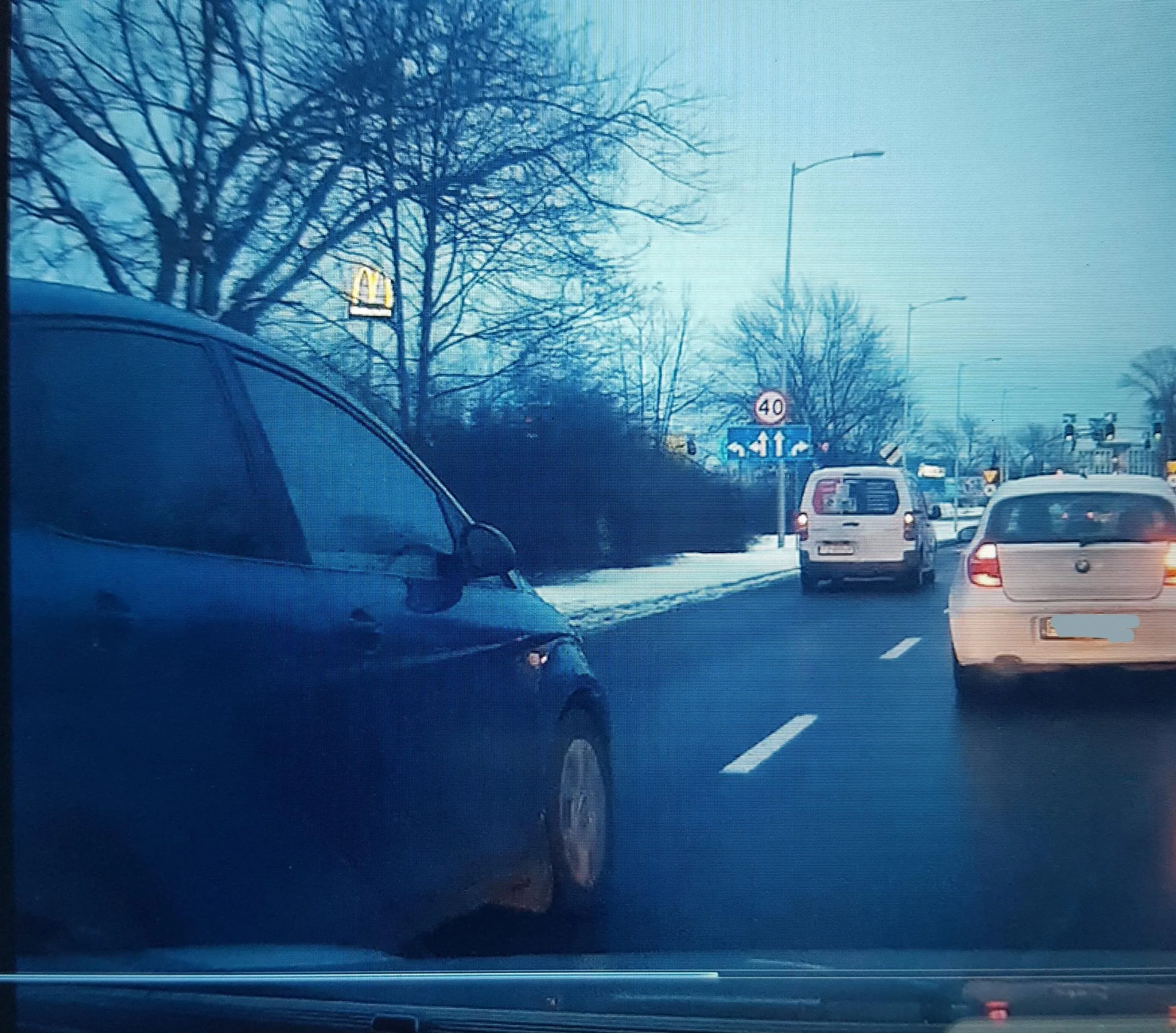 Dlaczego próbujesz mnie zepchnąć? Tak bardzo chcesz mi płacić odszkodowanie?