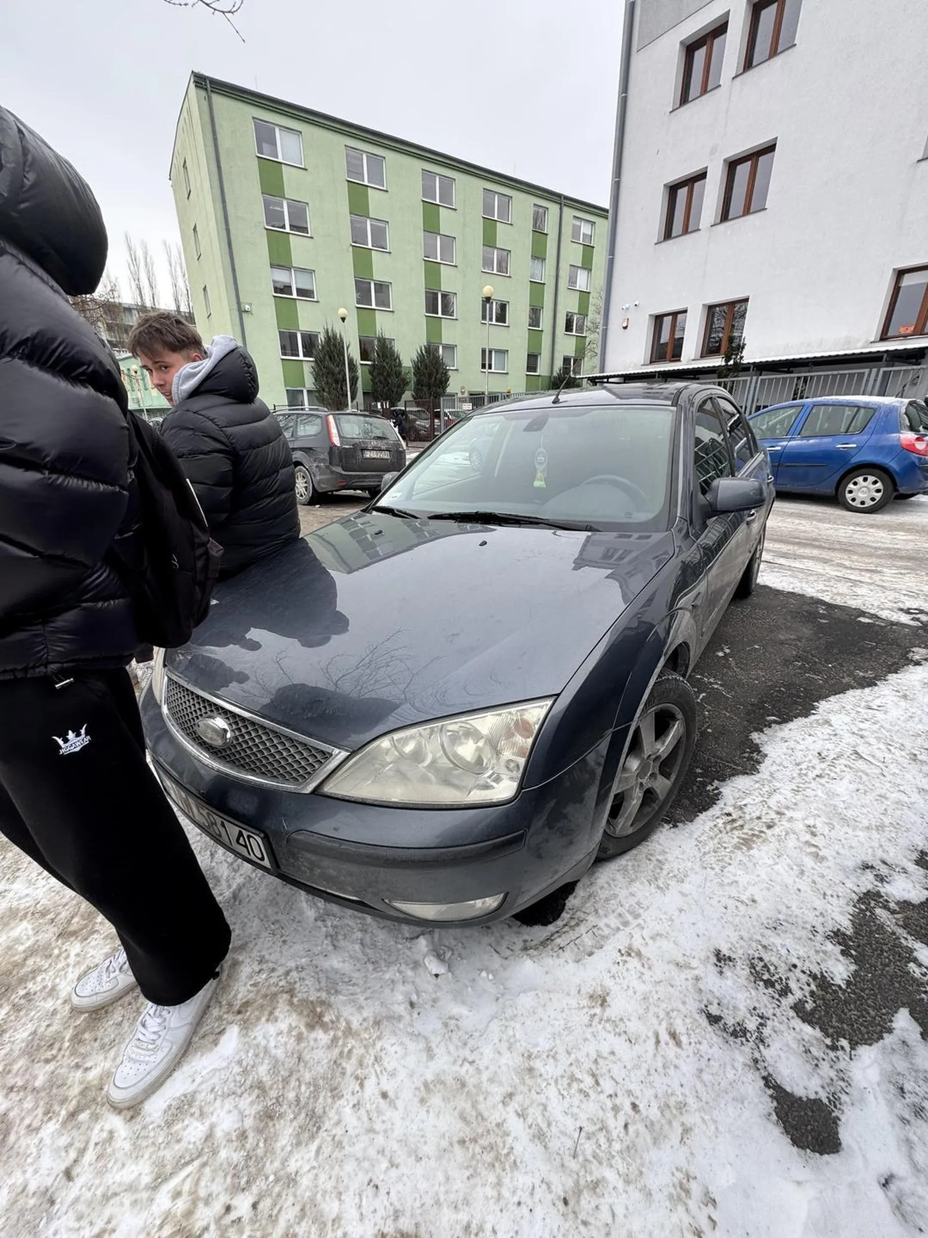 Uważajcie na tego gościa jeździ jak pizd@ i nie umie parkować