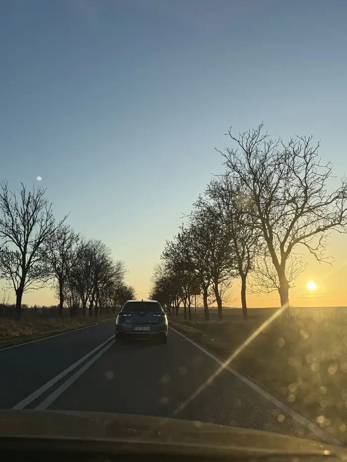 Ładne słoneczko obok, a tu stary baran nie wie jak używa się klaksona w paczce po czipsach chyba prawo jazdy znalazł  nie pozdrawiam