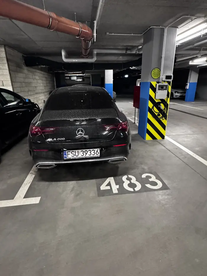 Gość ignorant który parkuje nie na swoim miejscu