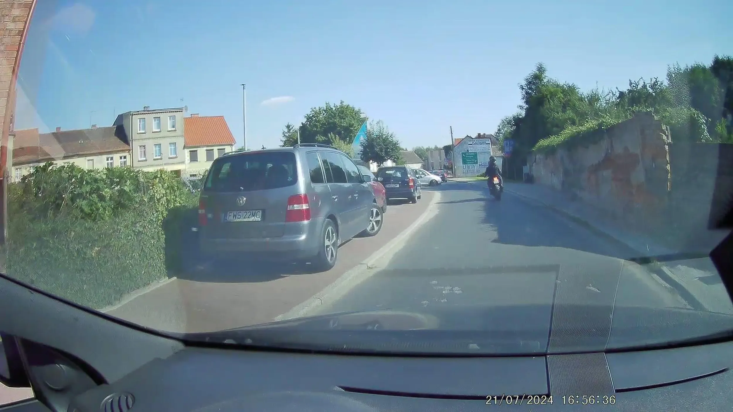 To jest chodnik,a nie parking.