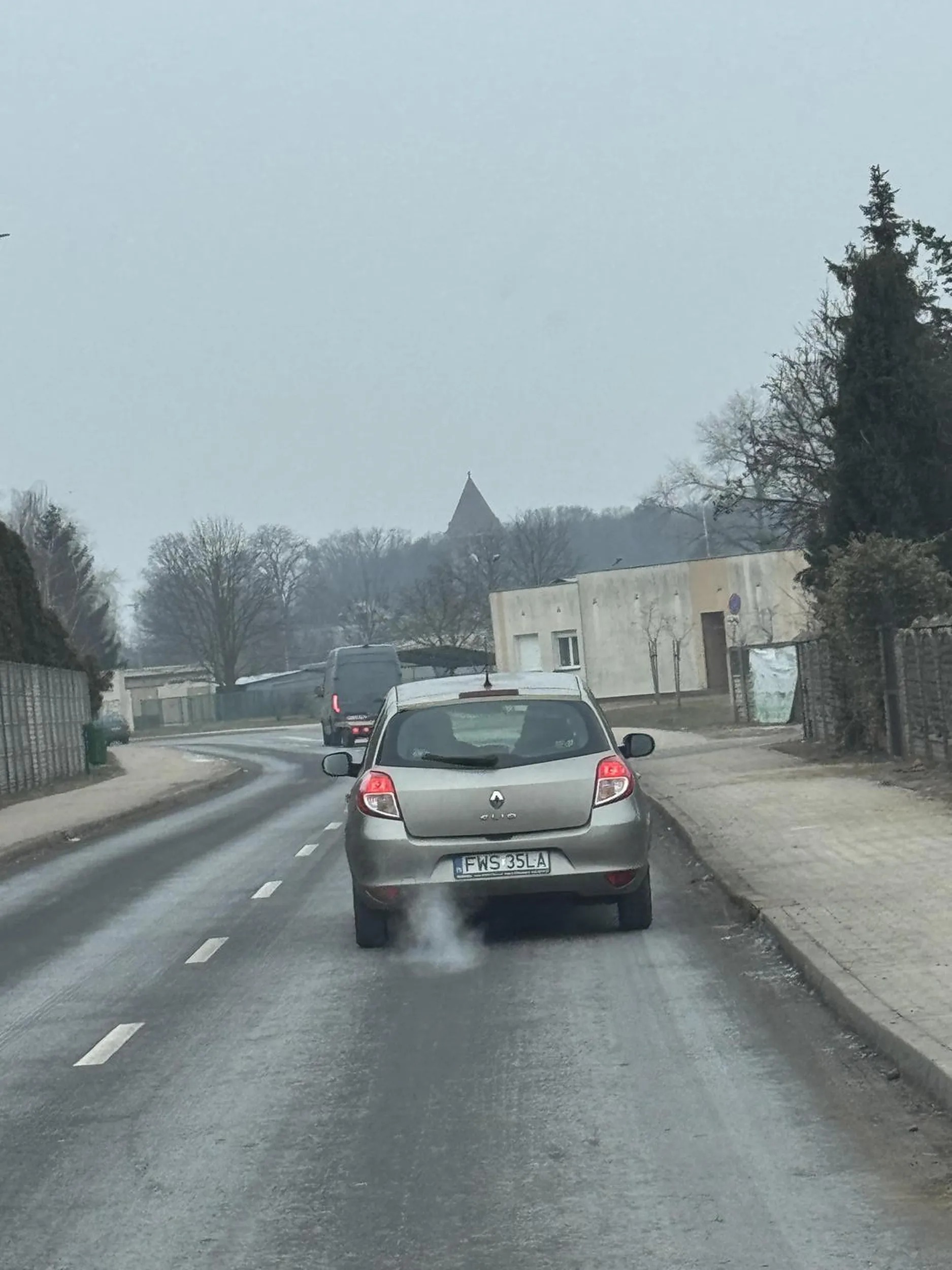 zajeżdża drogę podczas wyprzedzania, zabierzcie prawko tej babci bo stwarza zagrożenie