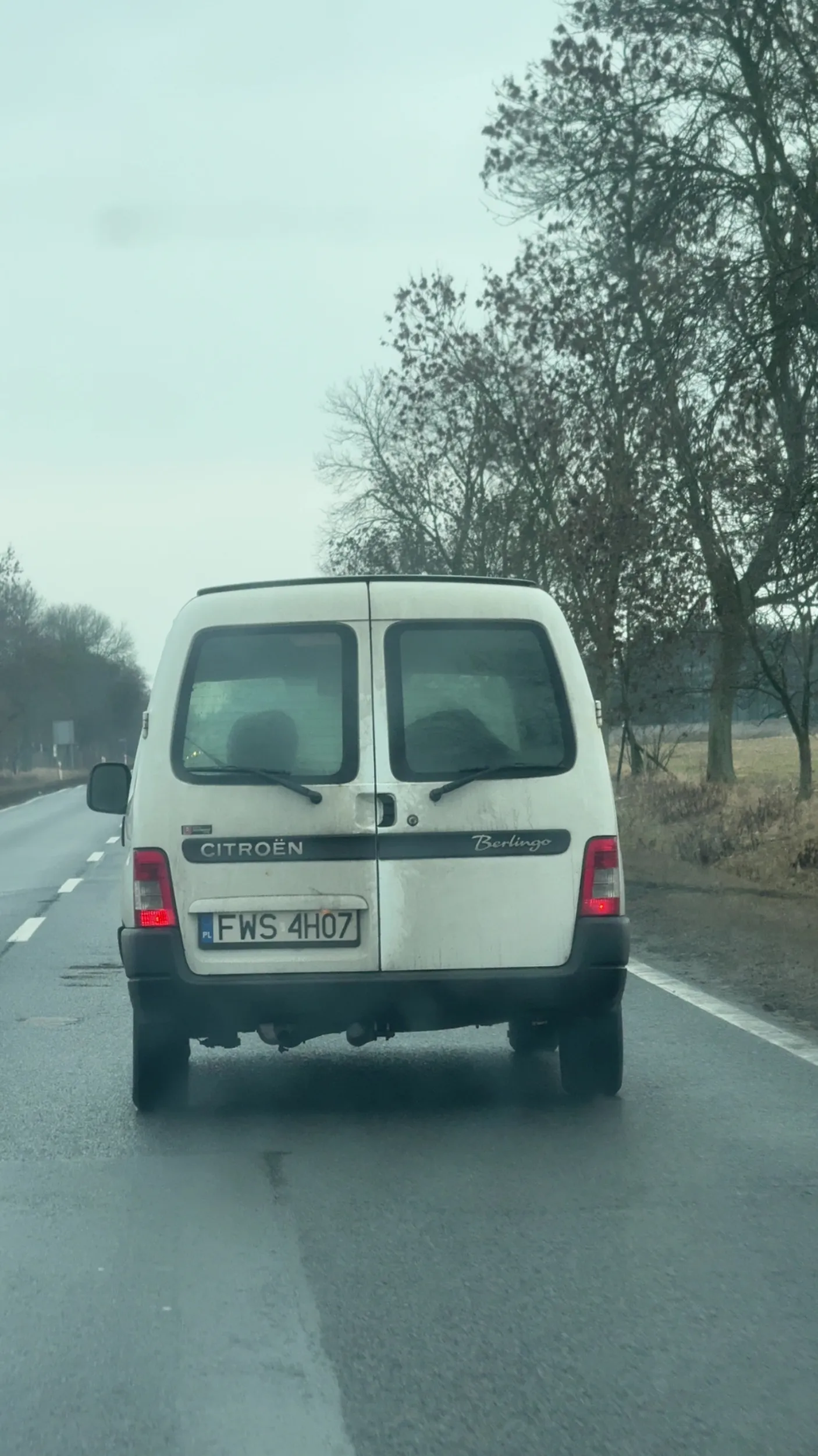 jakiś stary pierd ledwo co jedzie zaraz się z3sras na drodze