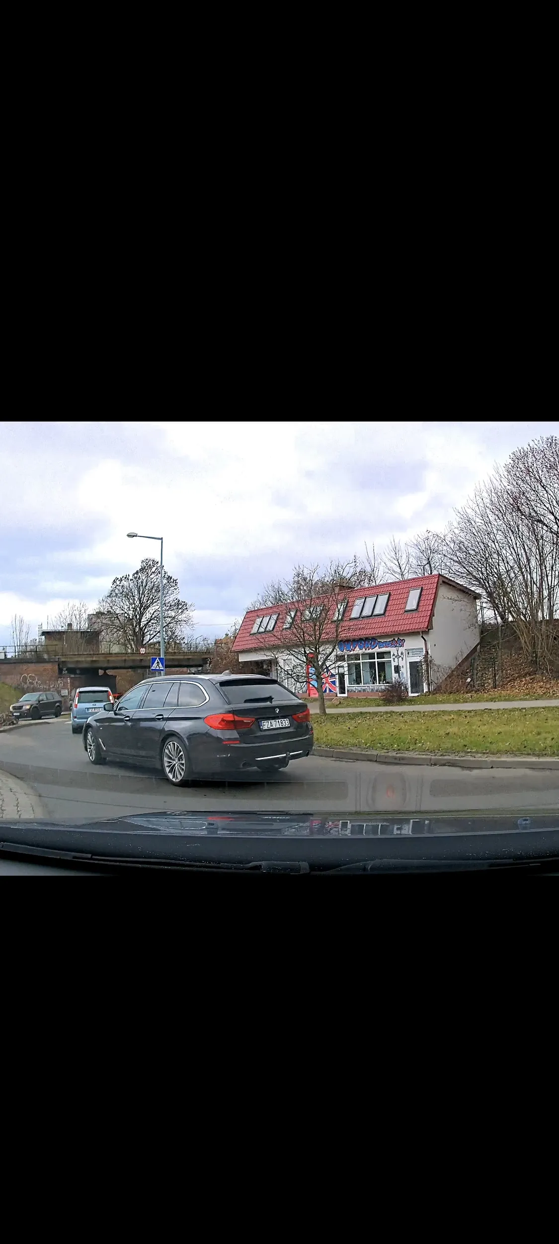 Myślałem że stereotypy się zmienią, ale nie w Żarach.. Pan w czapeczce z daszkiem wymusza pierwszeństwo na rondzie i na górnośląskiej. To bym już sobie odpuścił ale jak to BMW na trzech skrzyżowaniach nie działały mu kierunkowskazy. Pewnie się spaliły.. prawy i lewy jak skręcał na katowicką.