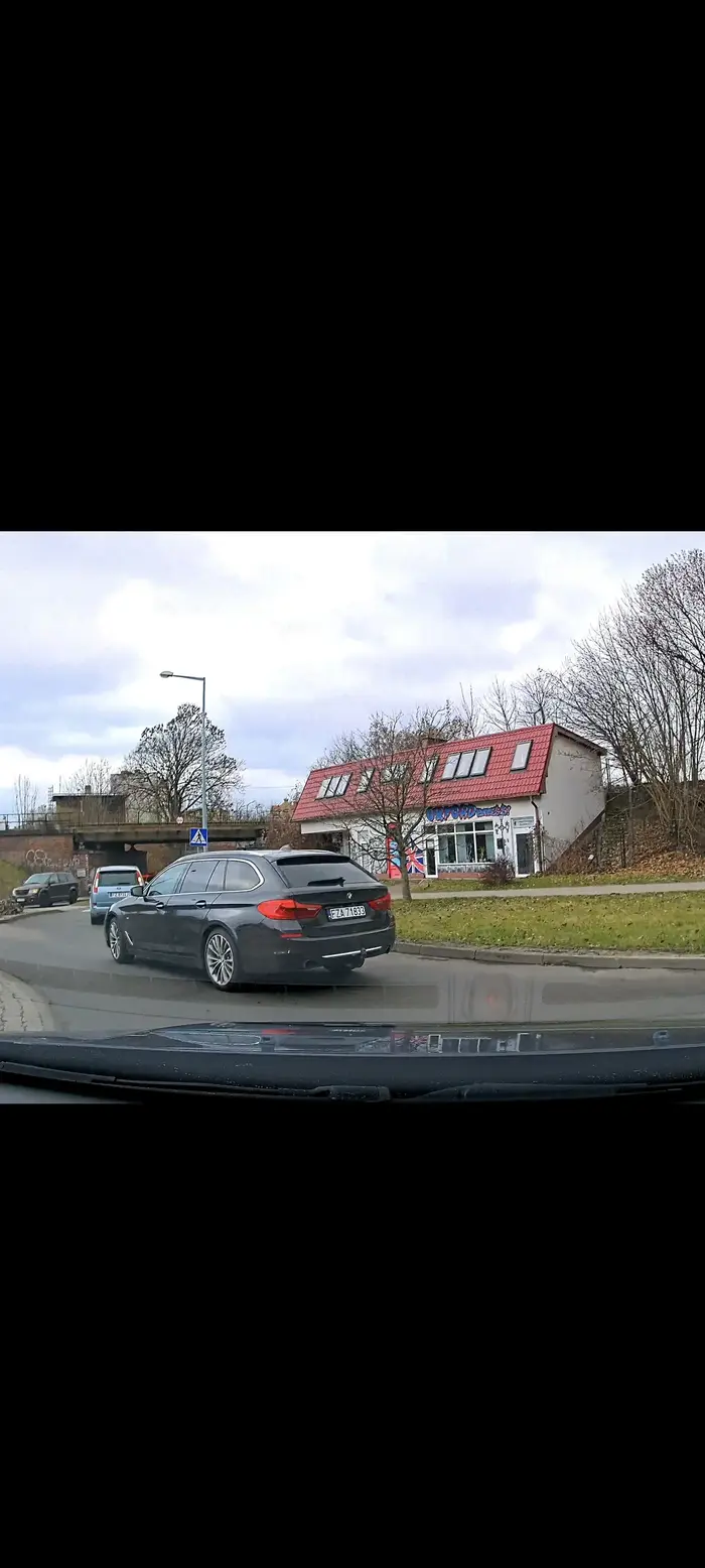 Myślałem że stereotypy się zmienią, ale nie w Żarach.. Pan w czapeczce z daszkiem wymusza pierwszeństwo na rondzie i na górnośląskiej. To bym już sobie odpuścił ale jak to BMW na trzech skrzyżowaniach nie działały mu kierunkowskazy. Pewnie się spaliły.. prawy i lewy jak skręcał na katowicką.