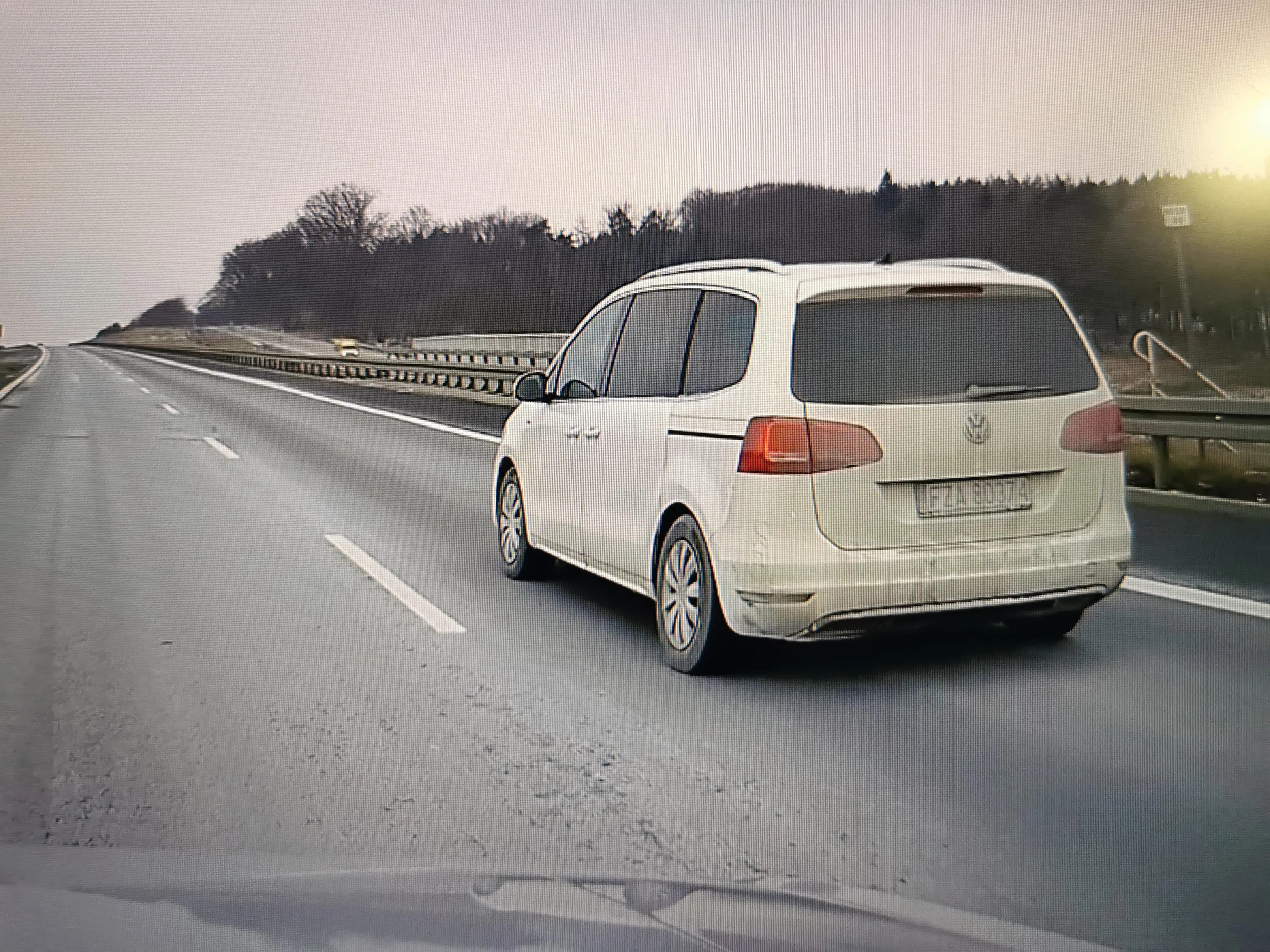 Przyspiesza, zwalnia, za chwilę wyprzedza, po czym znów zwalnia i  tak kilkukrotnie... Cały czas u mnie tempomat 120 na gps... A ta raz 90 a raz 150... I jeszcze śmieszki. Więcej skupienia na drodze.