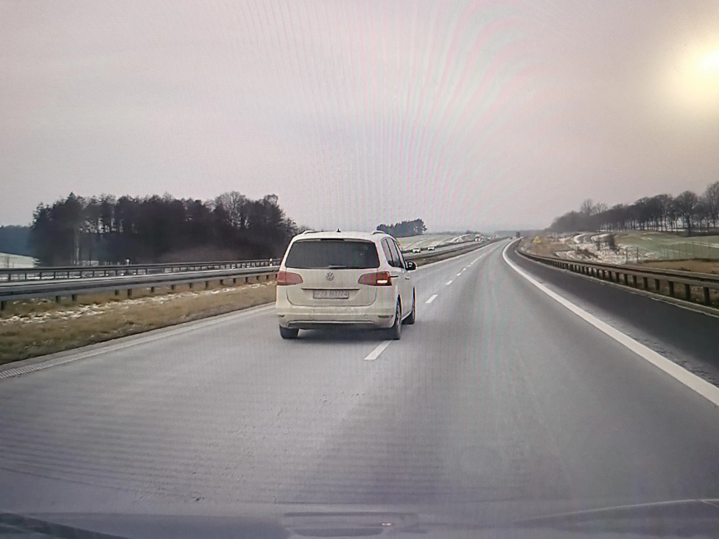 Przyspiesza, zwalnia, za chwilę wyprzedza, po czym znów zwalnia i  tak kilkukrotnie... Cały czas u mnie tempomat 120 na gps... A ta raz 90 a raz 150... I jeszcze śmieszki. Więcej skupienia na drodze.