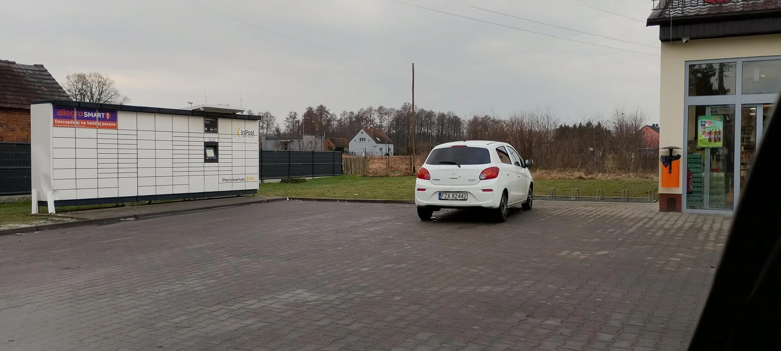 Tyle miejsca do koła a trzeba stawiać na miejscu dla rowerów ? Od kiedy auto jest rowerem pomysł następnym razem . Szkoda że w drzwiach nie zaparkowałaś sklepu .