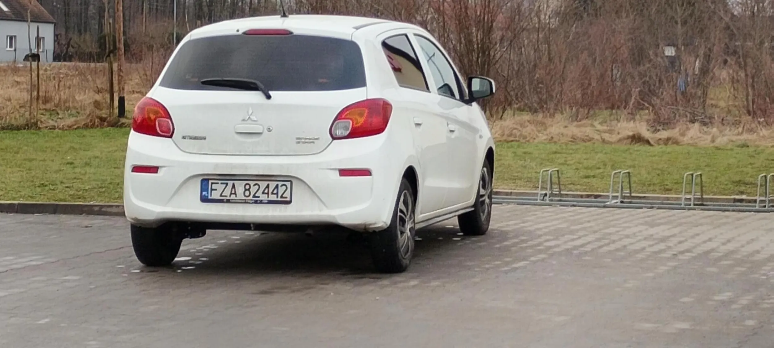 Tyle miejsca do koła a trzeba stawiać na miejscu dla rowerów ? Od kiedy auto jest rowerem pomysł następnym razem . Szkoda że w drzwiach nie zaparkowałaś sklepu .
