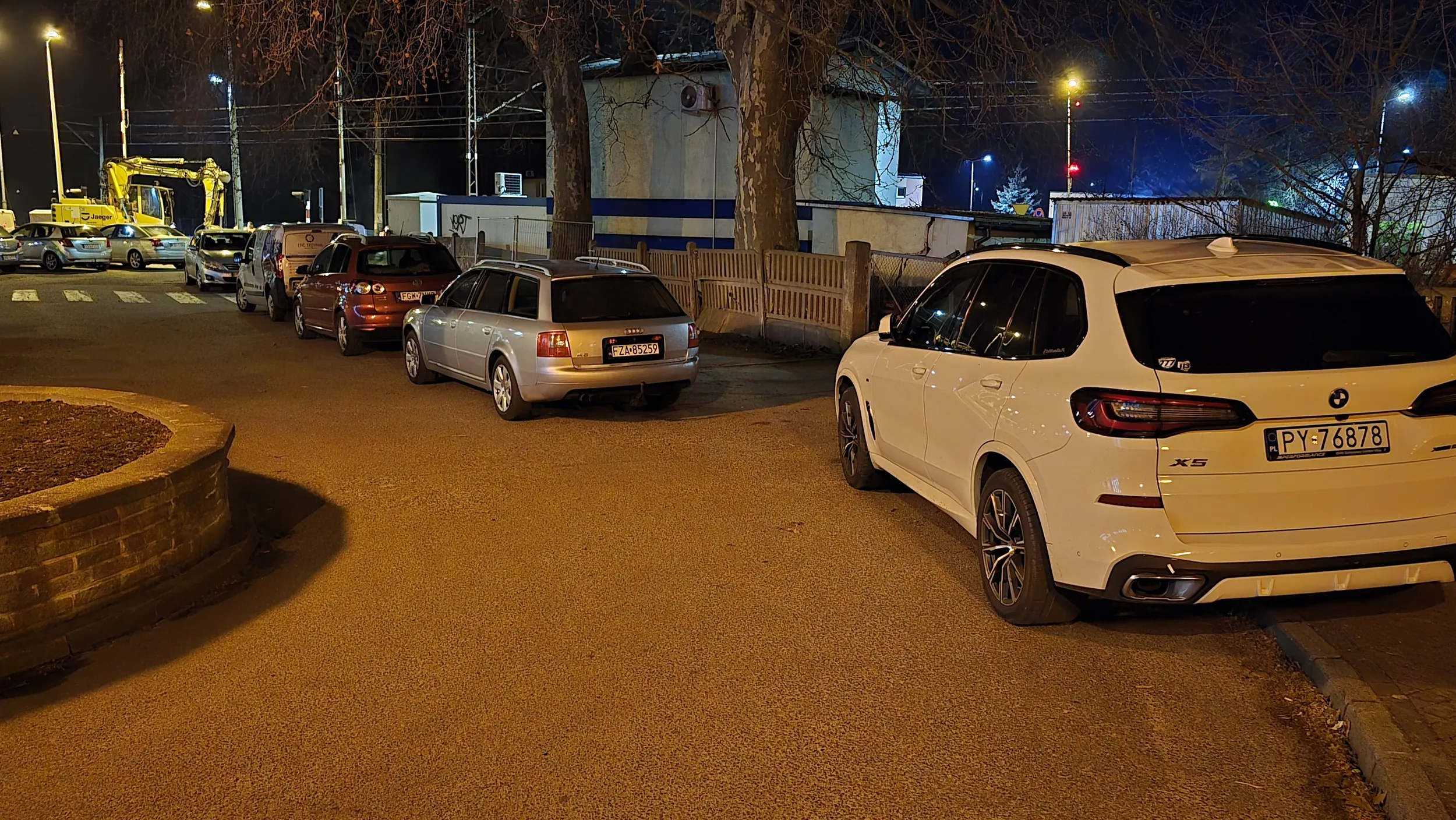 naucz sie parkować, zastawiasz wjazd i bramę wjazdową na czyjąś posesję.