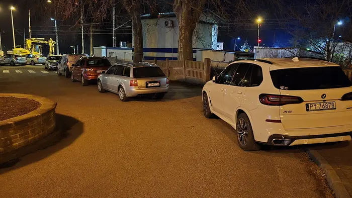 naucz sie parkować, zastawiasz wjazd i bramę wjazdową na czyjąś posesję.