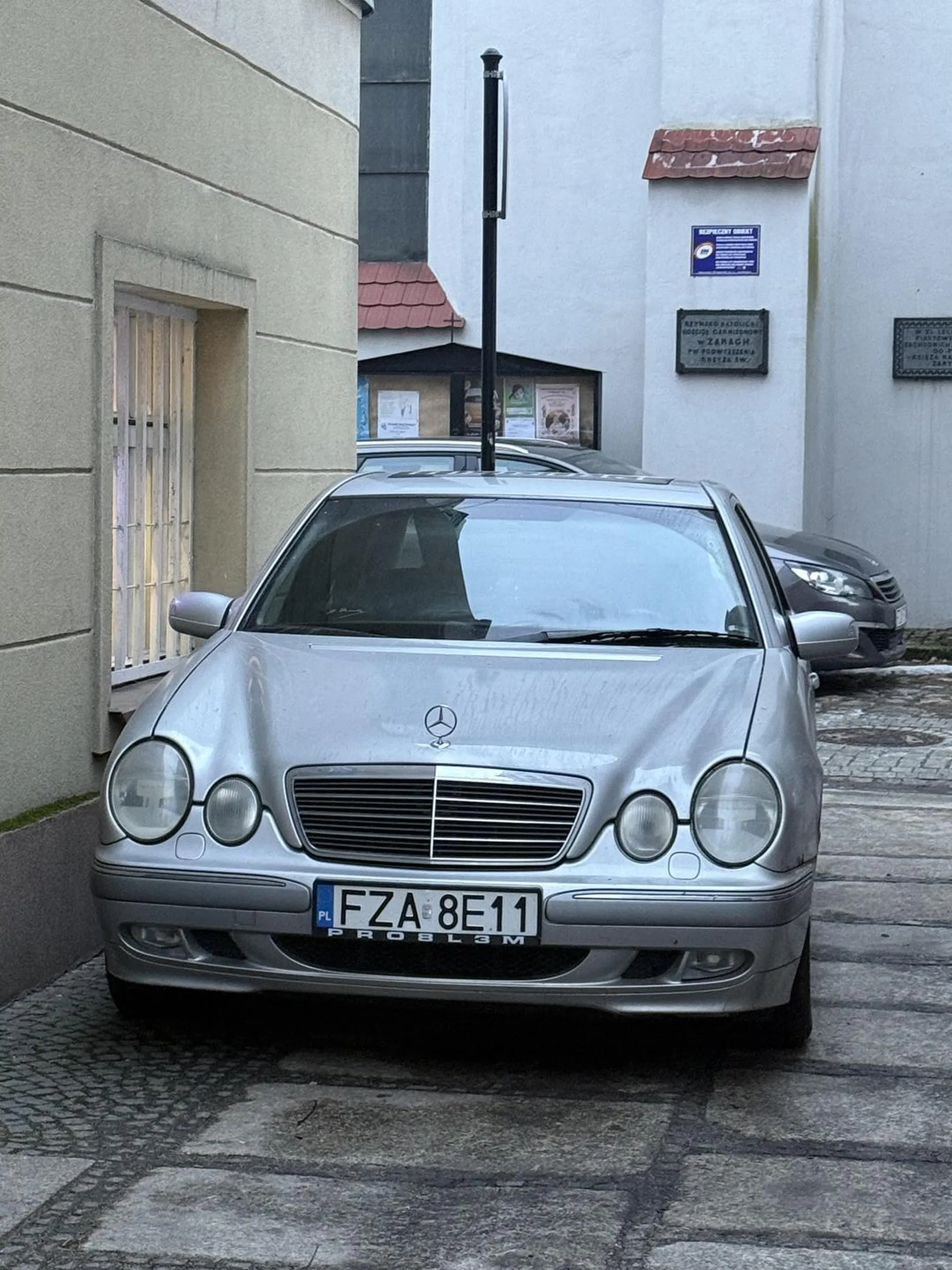 piękne autko a rejestracja przykuwa uwagę