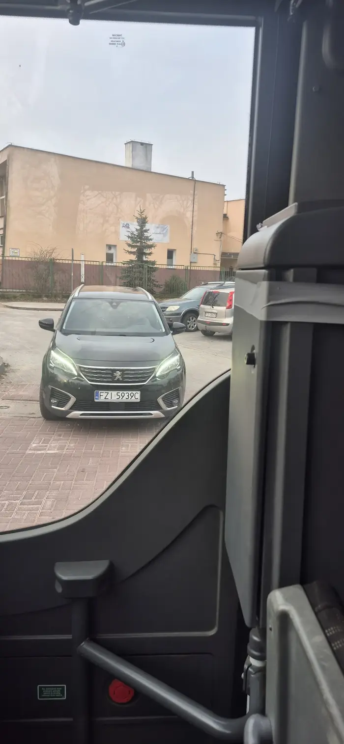 Kierowcy nie podobało sie, ze wjechałem dużym autem w ciasną uliczkę gdzie nie bylo żadnego zakazu! Zachowywał sie bardzo agresywnie i arogancko. Buc i tyle.