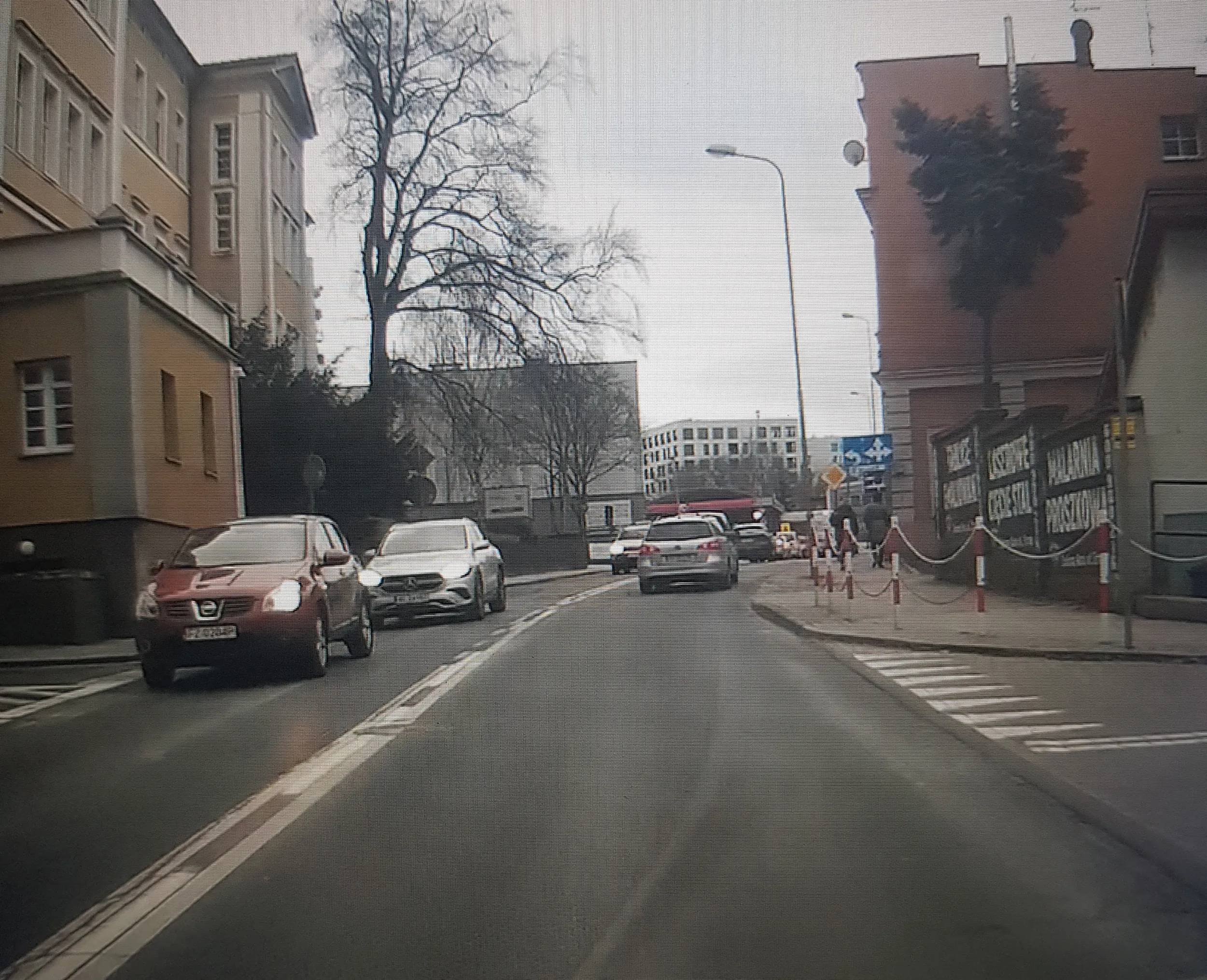 1. Tamowanie ruchu. 2. Złamanie znaku zakazu. 3. Przejazd przez linię podwójną ciągłą . 4. Niesprawne oświetlenie.