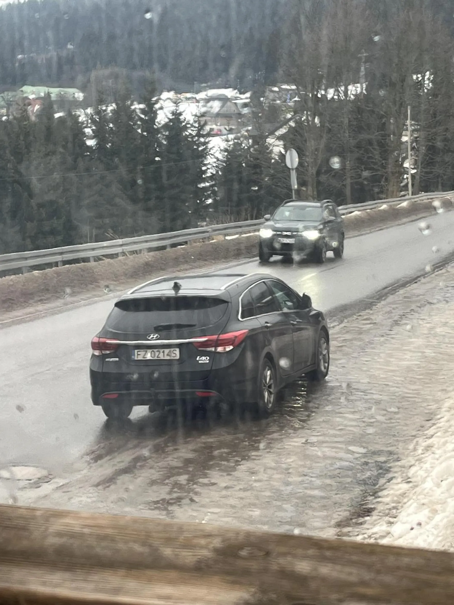 Kierowca w dniu 25.01.2026 zaparkował na chodniku w miejscowości Zieleniec. Utrudnił tym ruch uliczny oraz przejście chodnikiem. Jest to szczególne uciążliwe gdyż tutaj ludzie często chodzą z nartami. Nie pozdrawiam i proszę o przestawienie auta
