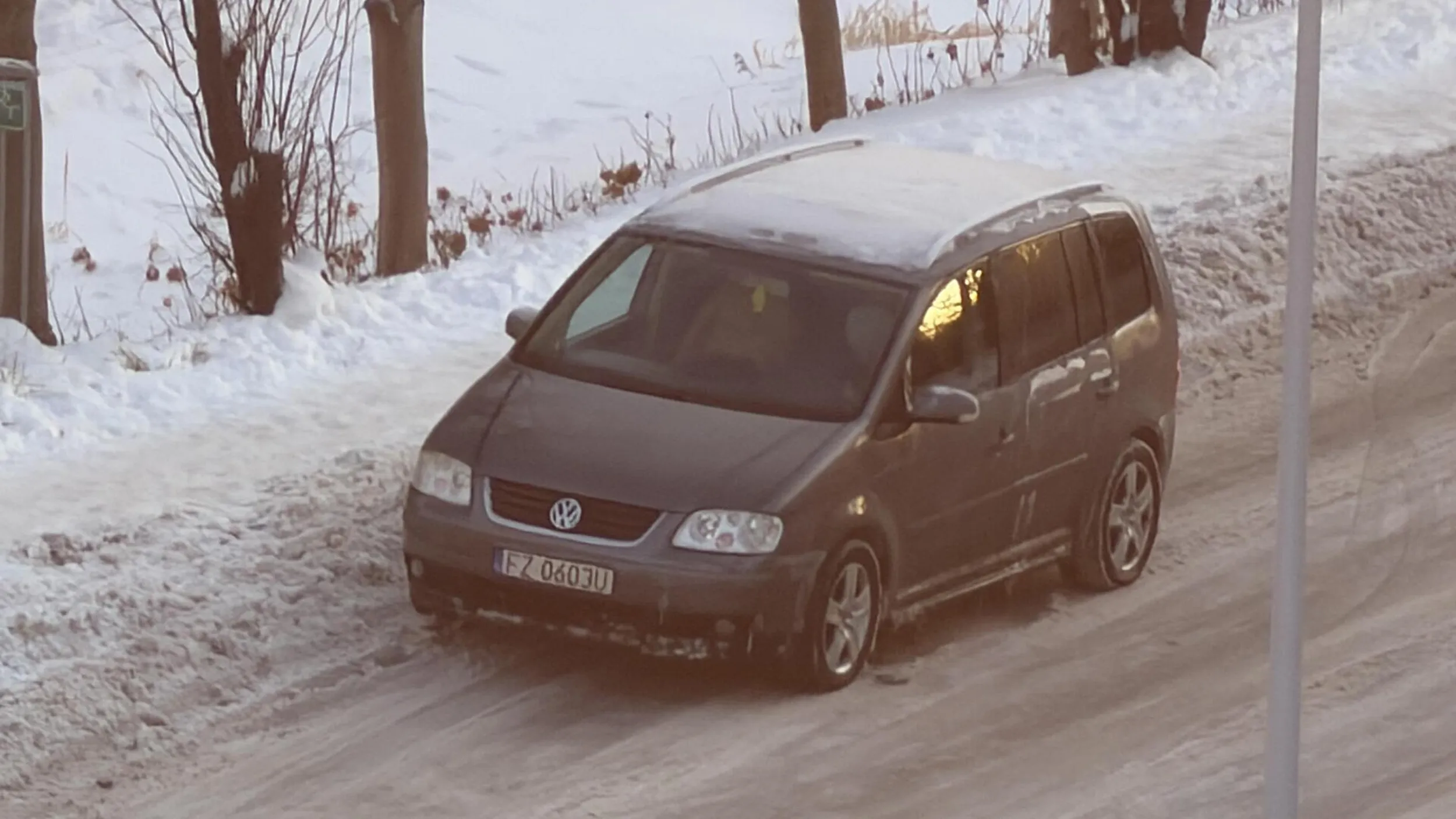 Parkowanie na zakazie zatrzymywania się na cwaniaka. Czai się i czai ale w końcu cwaniactwo włączenia świateł niewidzialności wygrało.