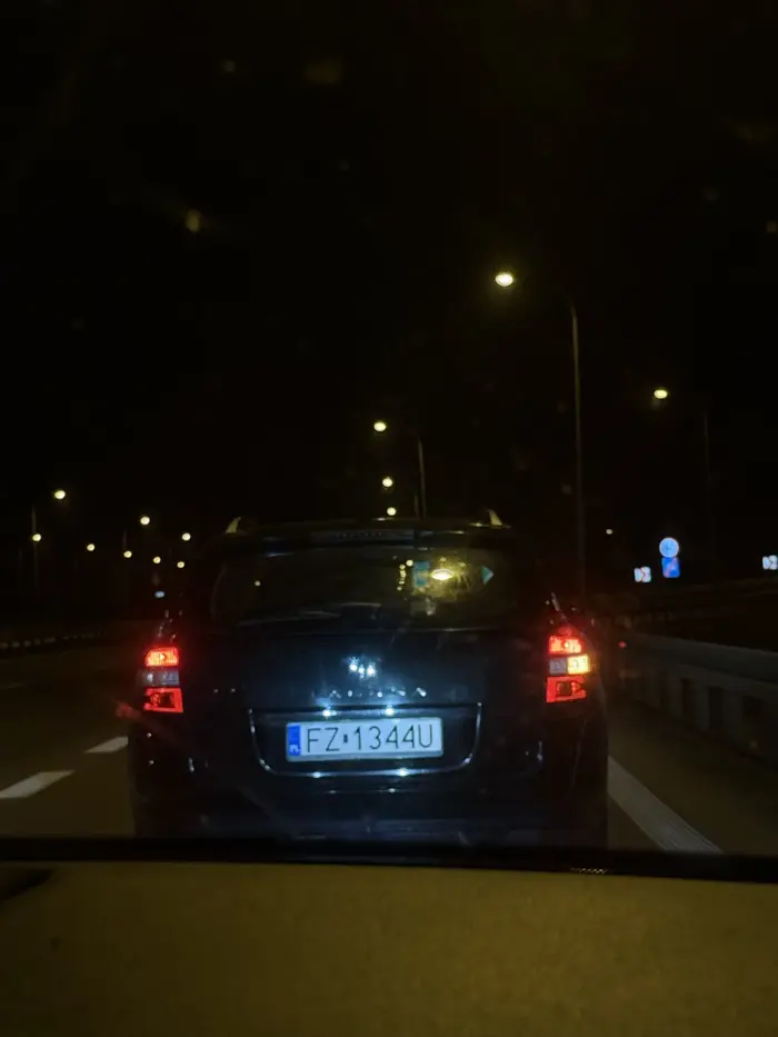 Kierowco niedzielny, przy zjeździe z S3 nie trzeba jechać 30 km/h, tamujesz ruch krowo