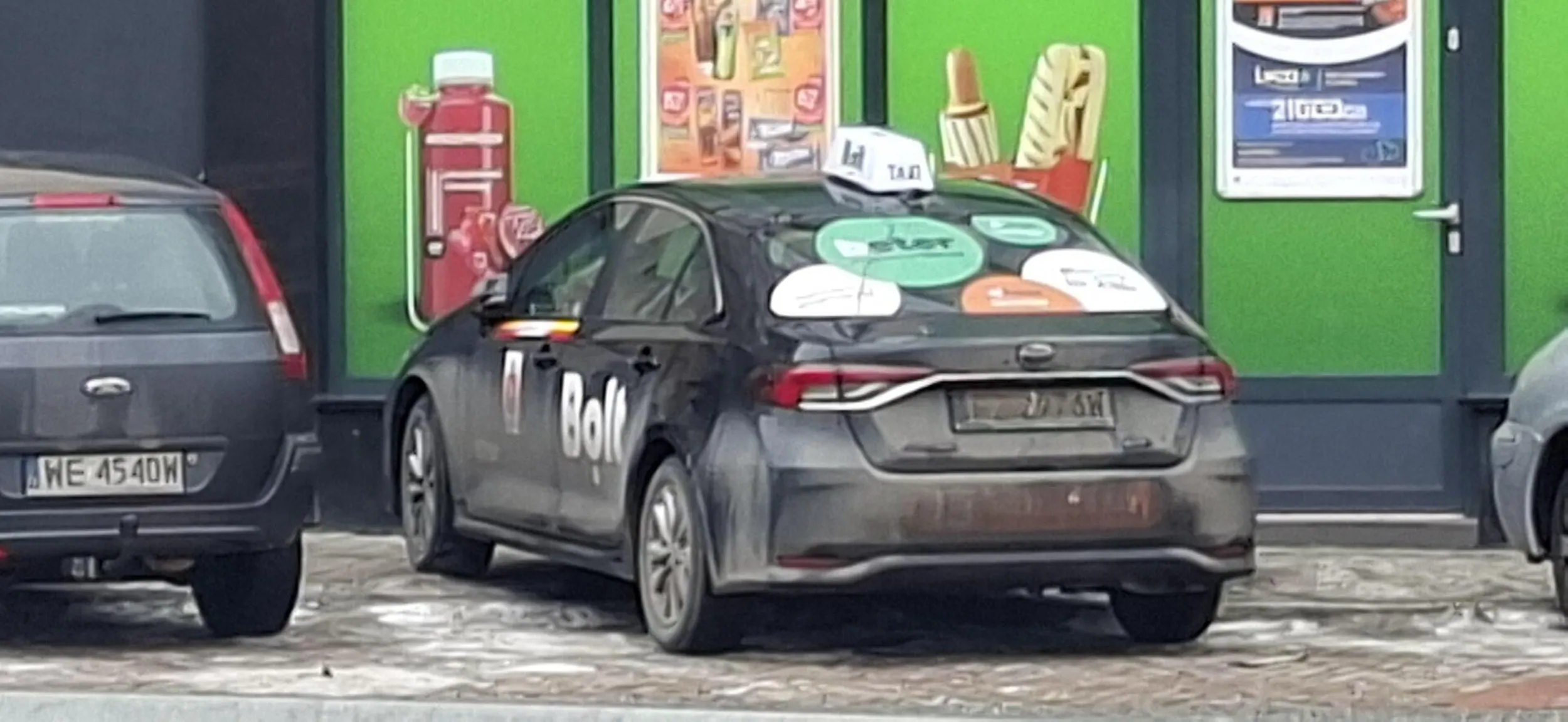 Stanął boltowiec swym rumakiem, tak że zostawił może z 30 cm chodnika dla pieszych. Miejsce, to przy tej Żabce gdzie tydzień temu był głośny wypadek na Grochowskiej w Warszawie.