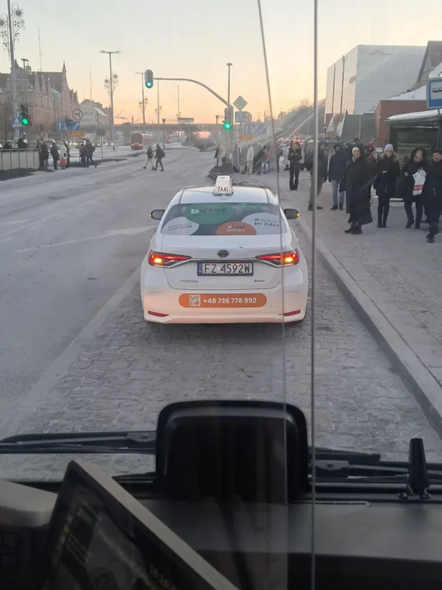 Nie pozdrawiamy pana taksówkarz który po zwróceniu uwagi przez ludzi na przystanku i kierowcę autobusu wyleciał z tekstem że on może tu stać