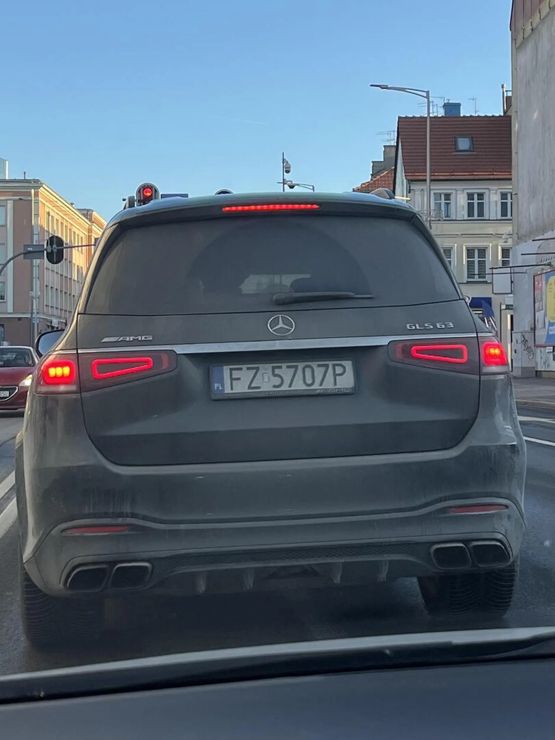 Gratulacje za posiadanie prawa jazdy znalezionego w paczce chipsów. Niesamowite, że twoje heroiczne podskoki co 5 sekund w korku na czerwonym tak strasznie nikogo nie dogoniły. Btw ta lewa wajcha koło kierownicy włącza kierunkowskazy (tajemna wiedza)