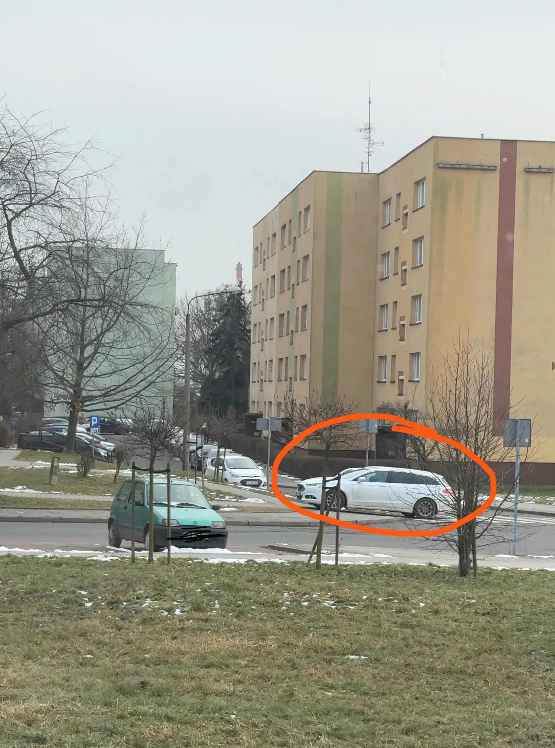 wjezdza na chodnik przez przejscie na pieszych jak wariat. kto ci dal prawo jazdy chamie???