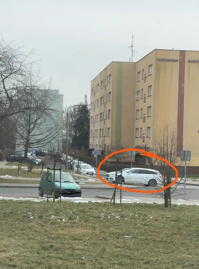 wjezdza na chodnik przez przejscie na pieszych jak wariat. kto ci dal prawo jazdy chamie???