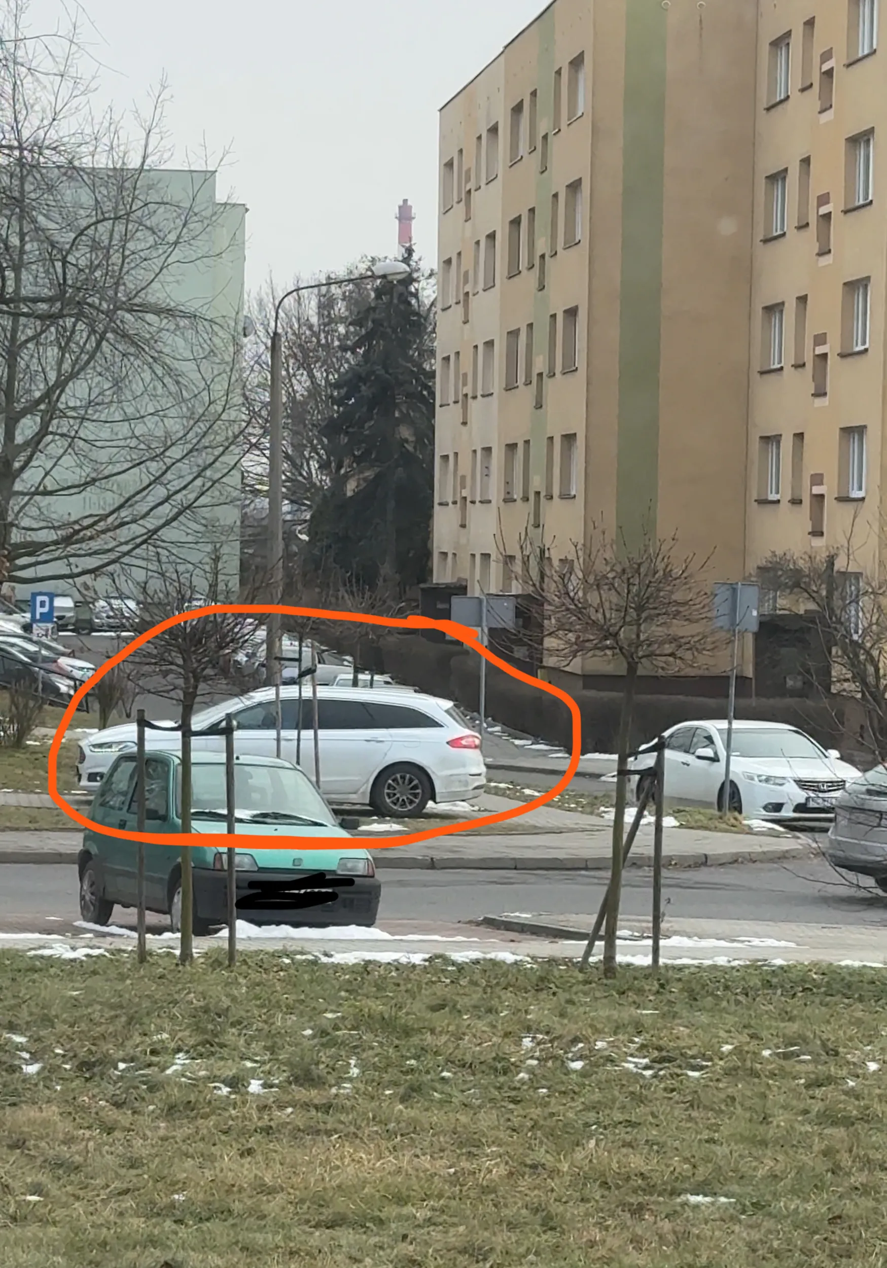 wjezdza na chodnik przez przejscie na pieszych jak wariat. kto ci dal prawo jazdy chamie???