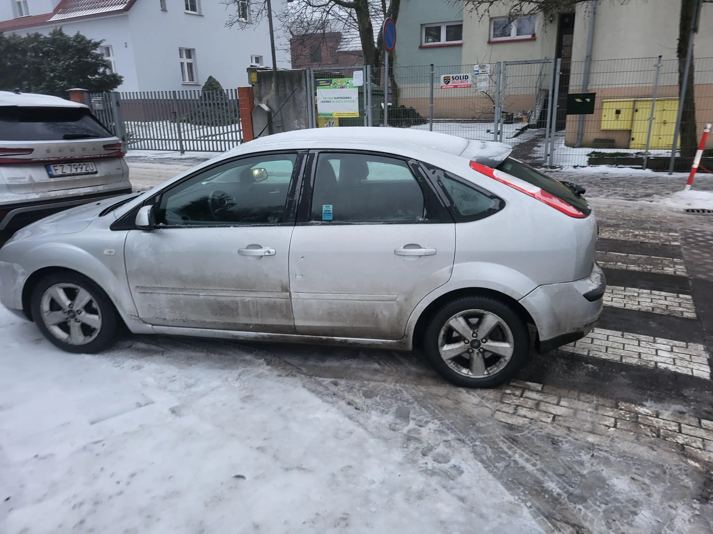 Parkuje jak totalna melepeta na pasach przy szkole.