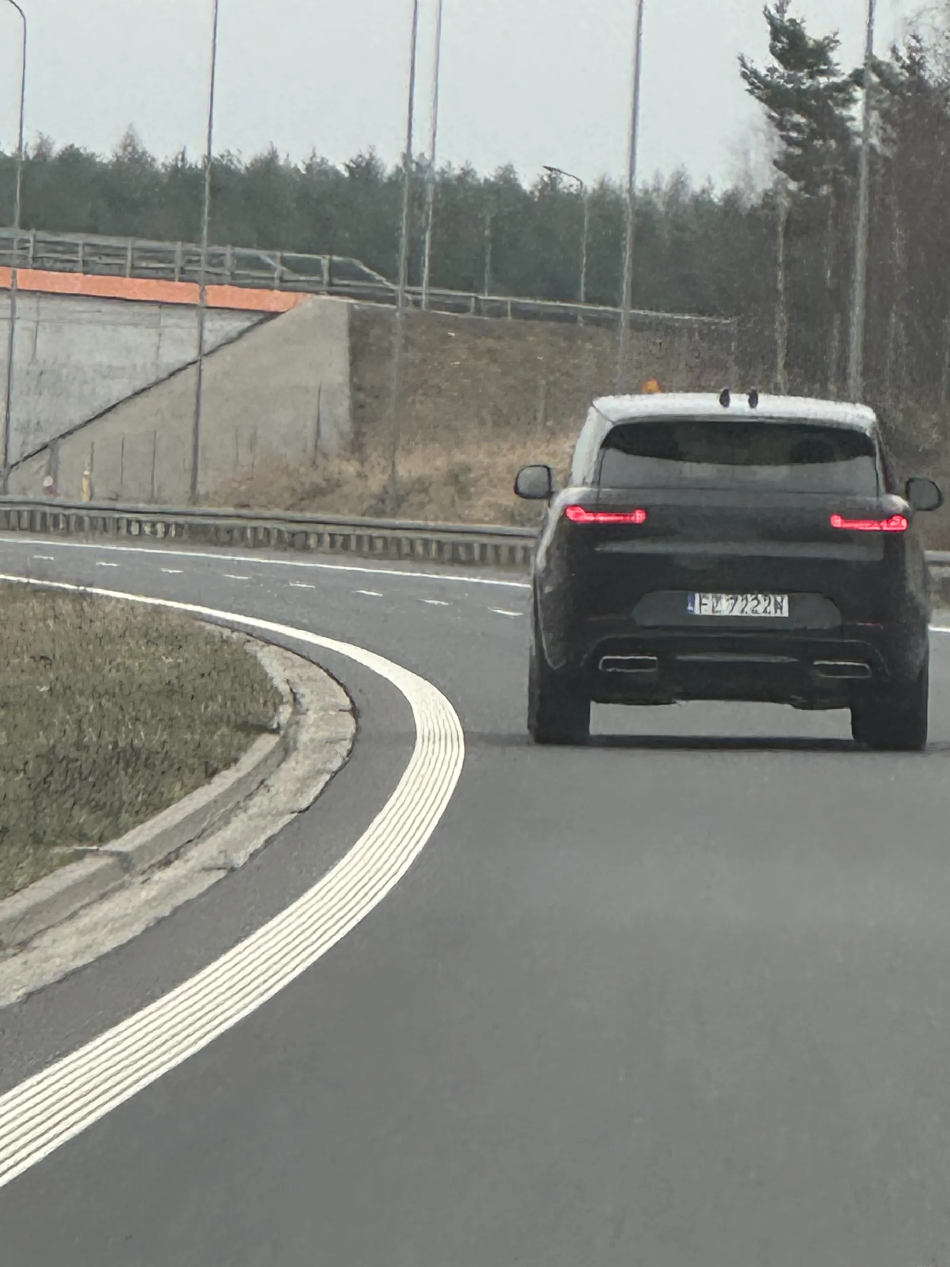 Glebogryzarka sypie kamieniami