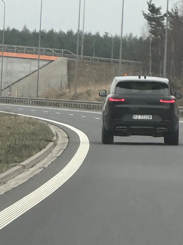 Glebogryzarka sypie kamieniami