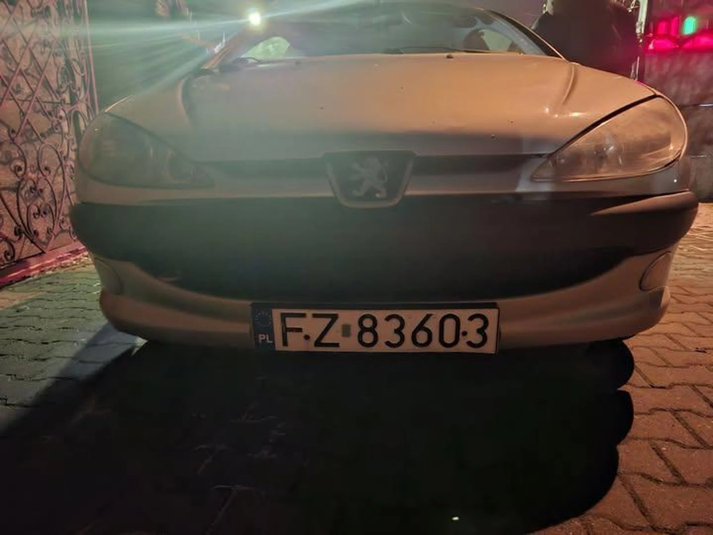 Wczoraj wieczorem miałam bardzo dziwne i niepokojące zdarzenie! Razem z moimi dziećmi wróciłam z miasta do domu po 21.00 i wjechałam na swoje podwórko naprzeciwko Dino. Gdy wychodziliśmy z mojego auta natychmiast przez bramę jeszcze otwartą wjechało całym impetem jakiś Peugeot na moją posesję i zjawiła się jakaś szemrana parka krzycząc na mnie że ukradłam im auto! Że moje BMW jest kradzione! Twierdzą że w październiku niby auto mi ktos na lewych papierach sprzedał i wciskali jakieś bajki o sytuacjach które absolutnie miejsca nie miały. Rzucali jakimiś ksywkami typu "Kulka" i próbowali mnie zastraszyć, robili zdjęcia mojemu autu i rzucali się do mojej córki. Natychmiast zadzwoniliśmy na policję, która tez przyjechała i przyjęła zgłoszenie.  Oczywiscie z moim autem wszystko się zgadza , ale ewidentnie wygląda na to, że dziwne typki się tu kręcą i próbują coś naciągać! Ci ludzie, mężczyzna i kobieta między 35 a 40 lat czaili się na mnie czekając na parkingu Dino. W poście zostawiam zdjęci