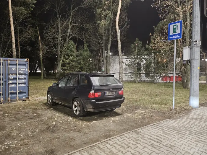 Lotnisko Chopina przy postoju taksówek i ładowarki elektrycznych samochodów. Chyba nie chodzi o brak pieniążków, żeby zapłacić za parking tylko o mentalność gbura sądząc po wcześniejszych zdjęciach. Widziany tam zaparkowany już nie raz