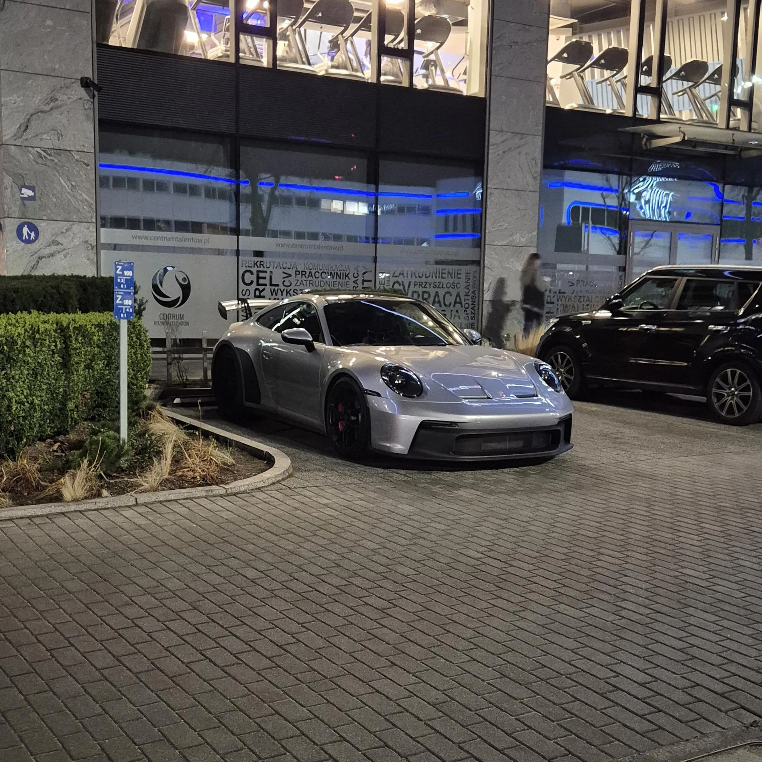 Pojazd notorycznie porusza się bez przedniej tablicy rejestracyjnej. Często widywany pod Oliva Business Center - Oliva SIX w Gdańsku pewnie bywalec City Fit.