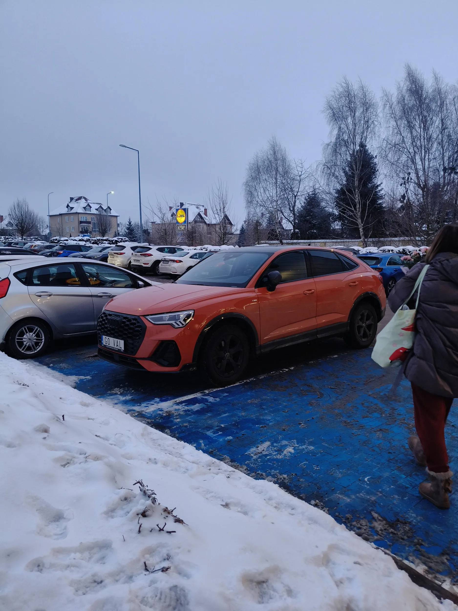 Zabierasz miejsce paniusiu, może inwalidztwo też zabierzesz?