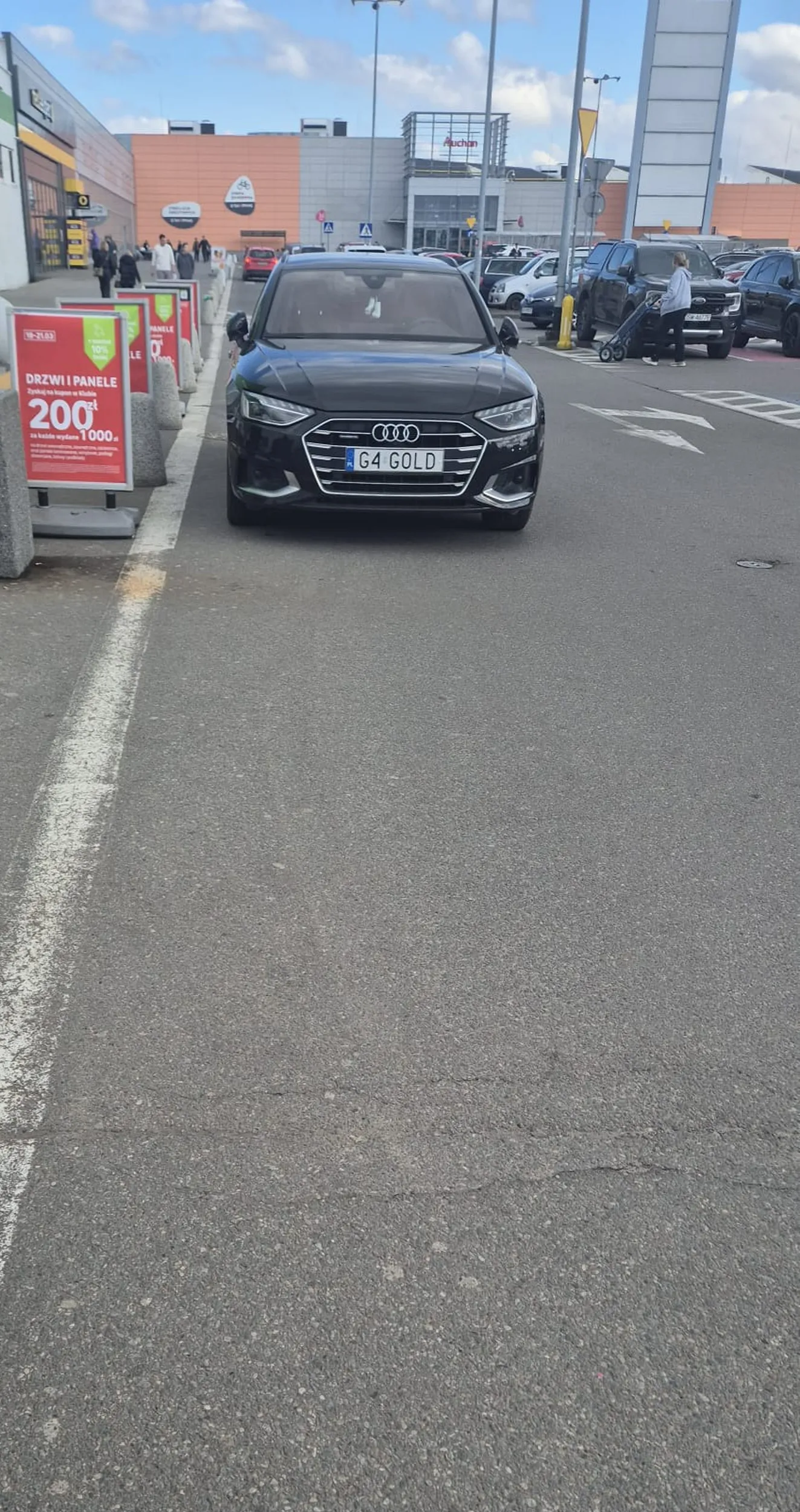 Nie ma to jak zaparkować przed samym wejściem do sklepu.