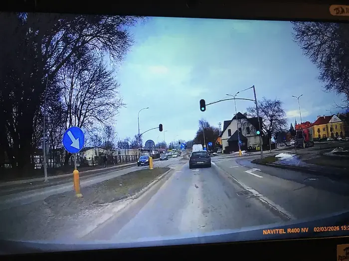 Radzę nauczyć się zasad jazdy pasem do skrętu w prawo. Po drugie zakaz wyprzedzania prawą stroną.  To ze masz gościu audi rs7 to nie znaczy ze wszystko możesz. Kiedyś wyprzedzasz tak nieoznakowanych i raczej ci tego nie odpuszczą.