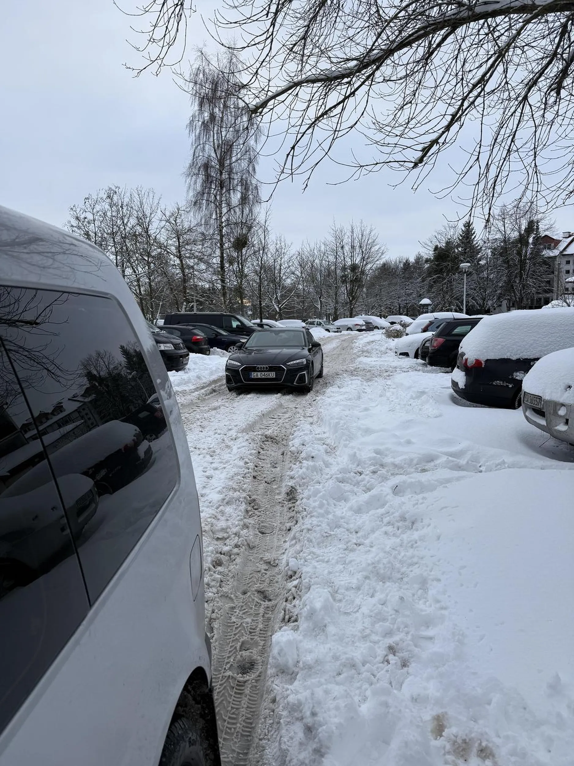 Ja wiem, że nie ma miejsc parkingowych, ale to nie znaczy, że masz pan zostawić auto na środku drogi i zablokować jedyny możliwy przejazd