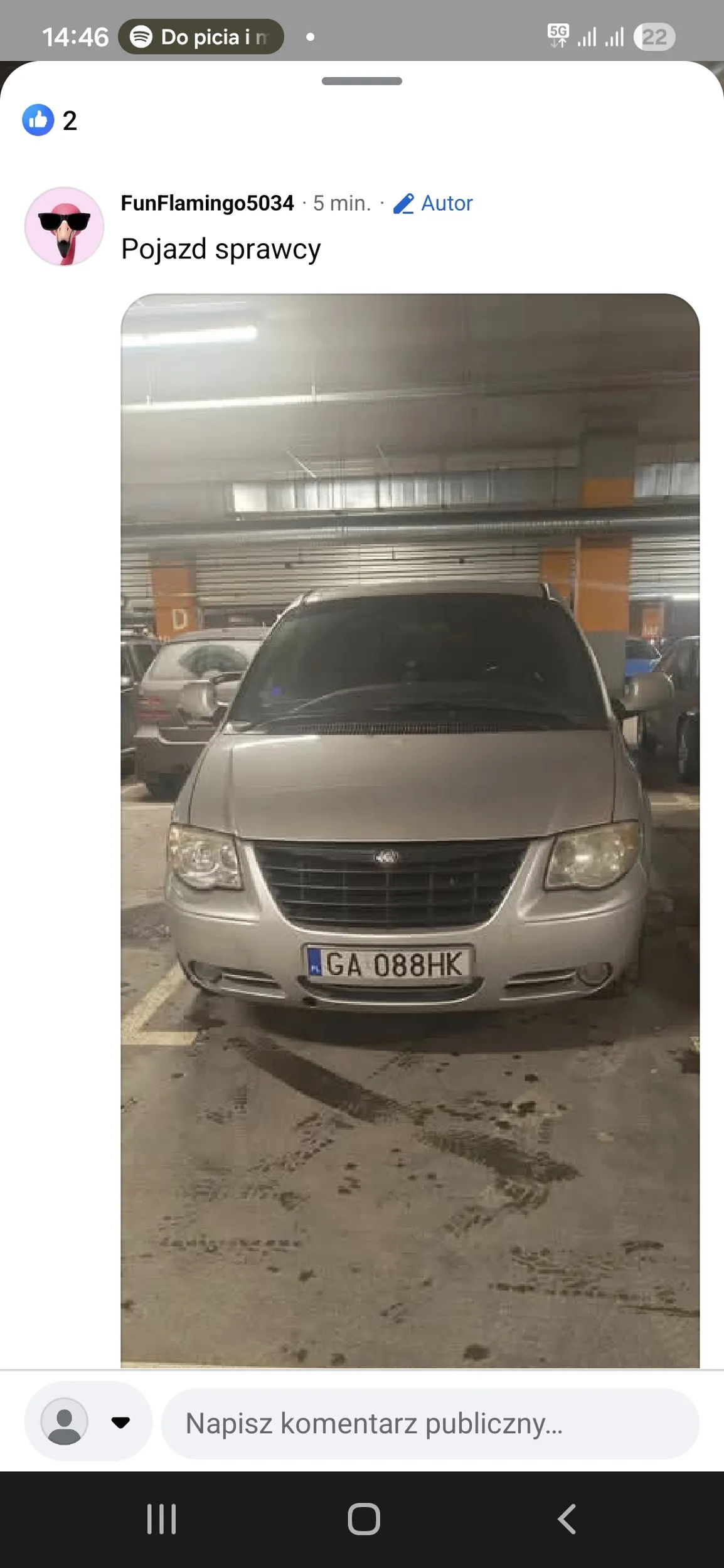 Smiecc uderzyl hakiem uciekł i zaparkował kawałek dalej. Pismo poszło ;)