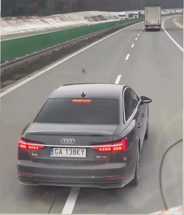 Zajeżdża drogę i hamuje. Więcej na kanale jak się pan prawka pozbył i jak mu się żona obraziła