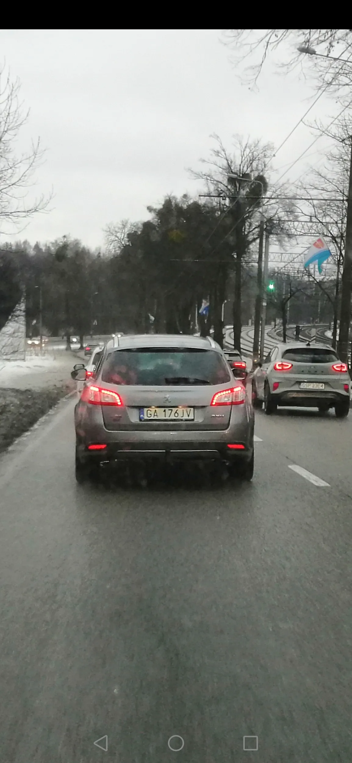 Koleś, nie wyszło cwaniakowanie to nie musisz  hamować innym przed maską. Twój rajd przez Sopot poleciał na "gliny". Nie pozdrawiam, nawet brak Ci odwagi się zatrzymać.