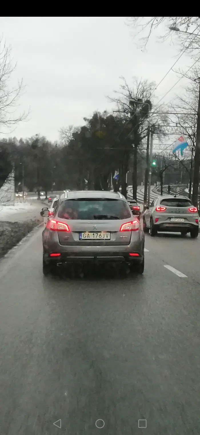 Koleś, nie wyszło cwaniakowanie to nie musisz  hamować innym przed maską. Twój rajd przez Sopot poleciał na "gliny". Nie pozdrawiam, nawet brak Ci odwagi się zatrzymać.