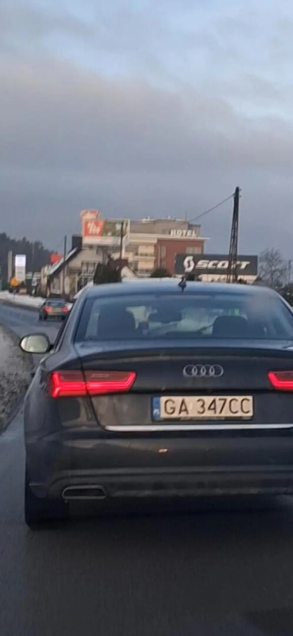 Szeryf blokuje kierowców na lewym.pasie powolna jazdą jeszce wymachyje łapami zfrustrowany dziad